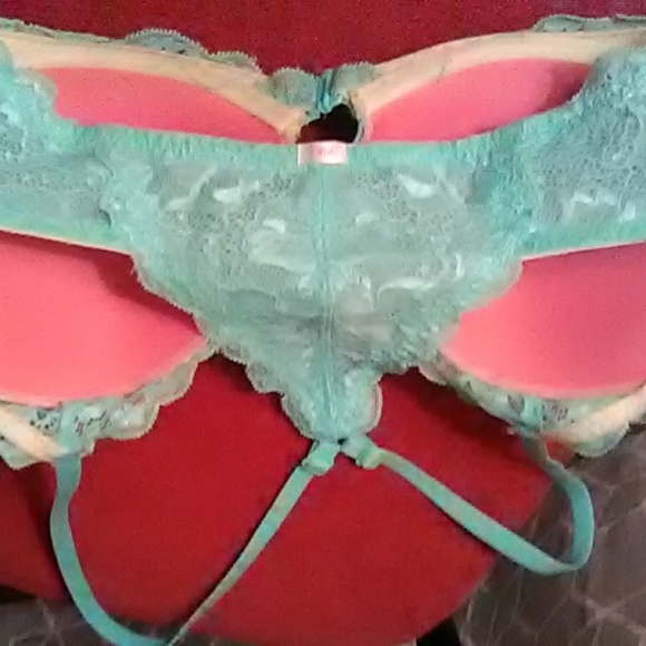 Im selling a pink bra - Picture 2 of 3